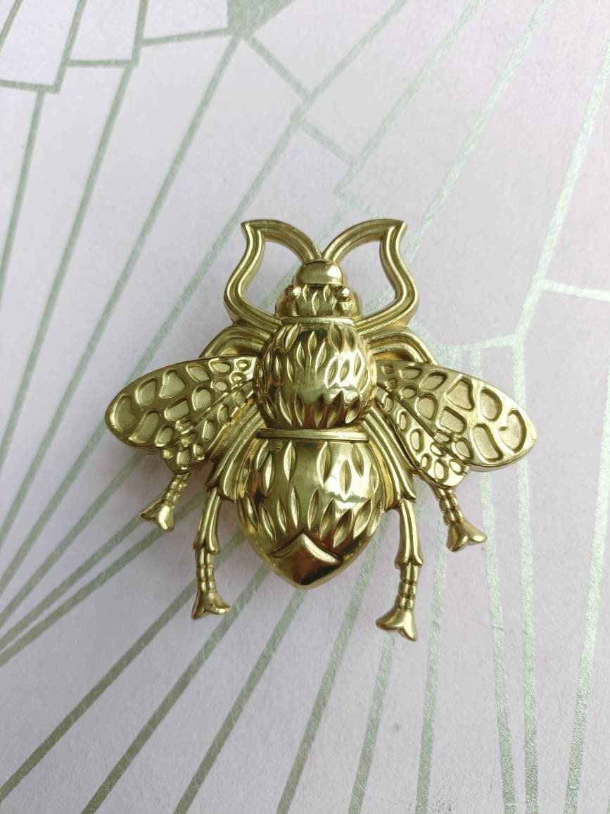 Large gold brass bumble bee drawer handle/Large honey bee shaped Cabinet Pull/Brass Bee shaped door handle/Gold brass furniture hardware
