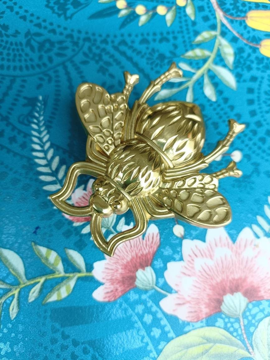 Large gold brass bumble bee drawer handle/Large honey bee shaped Cabinet Pull/Brass Bee shaped door handle/Gold brass furniture hardware