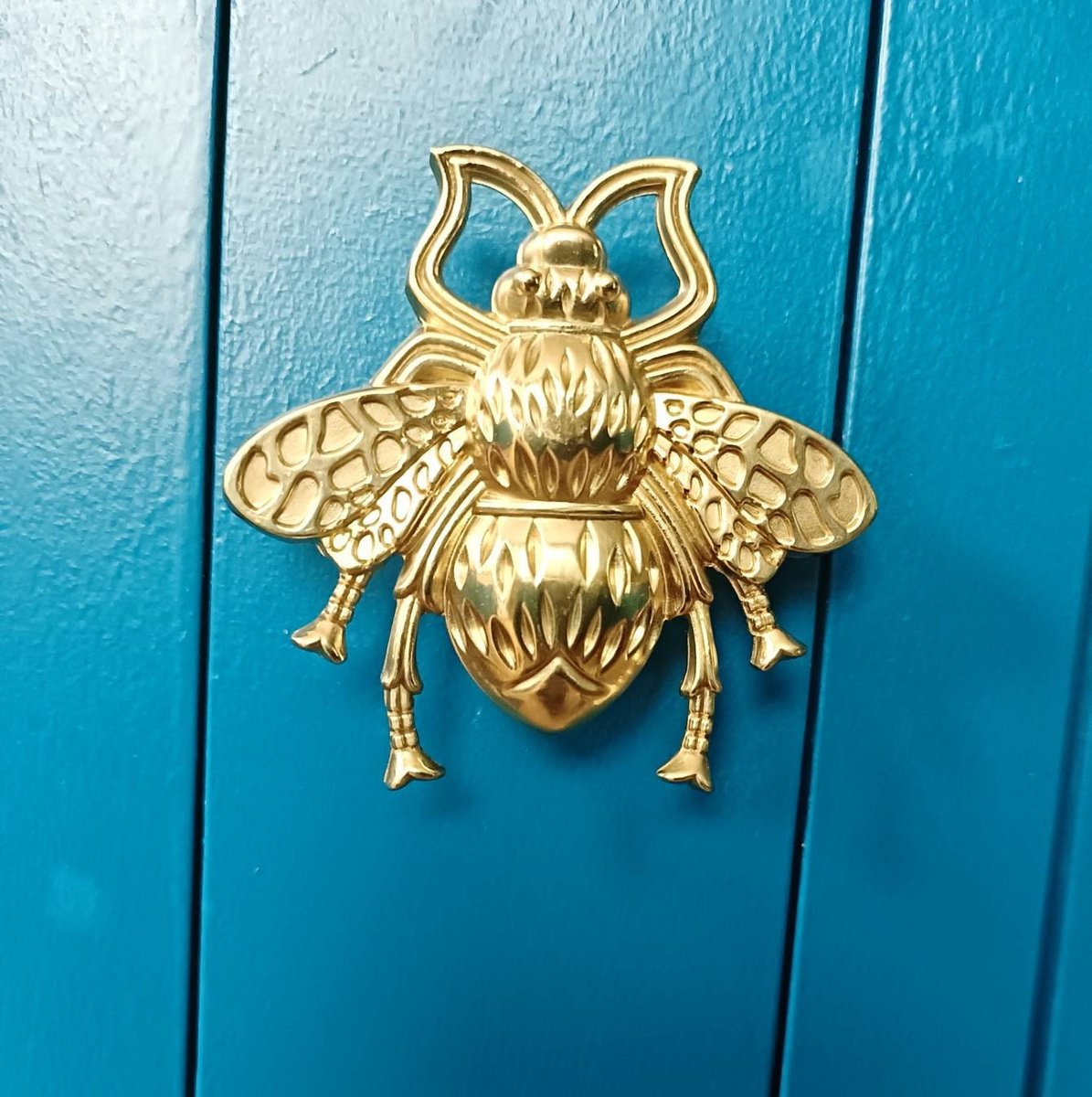 Large gold brass bumble bee drawer handle/Large honey bee shaped Cabinet Pull/Brass Bee shaped door handle/Gold brass furniture hardware