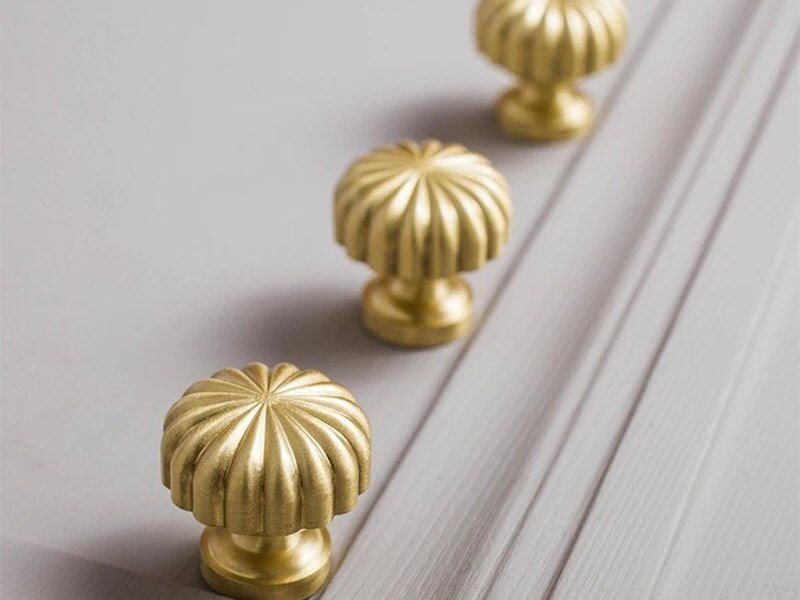 Round antique style gold or silver drawer pull/vintage style door knob/classic door handle for furniture hack/kitchen cabinet improvement
