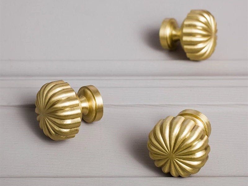 Round antique style gold or silver drawer pull/vintage style door knob/classic door handle for furniture hack/kitchen cabinet improvement
