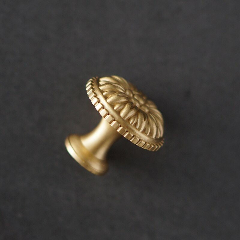 Gold brass dandelion design drawer knob/Daisy design cabinet pull/Vintage style door handle/Brass furniture hardware/Round gold drawer pull