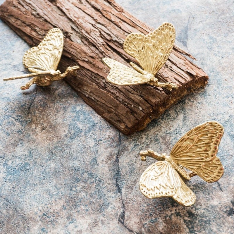Brass butterfly on a branch cabinet handle/Monarch butterfly cabinet pull/butterfly door handle/gold butterfly knob/Gold furniture hardware
