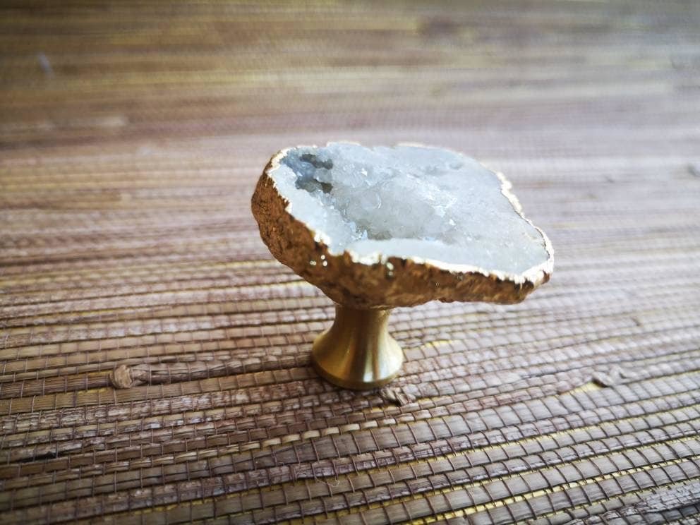 White quartz crystal geode and gold brass drawer handle/natural crystal cabinet handle/geode stone door knob/crystal cave drawer handle