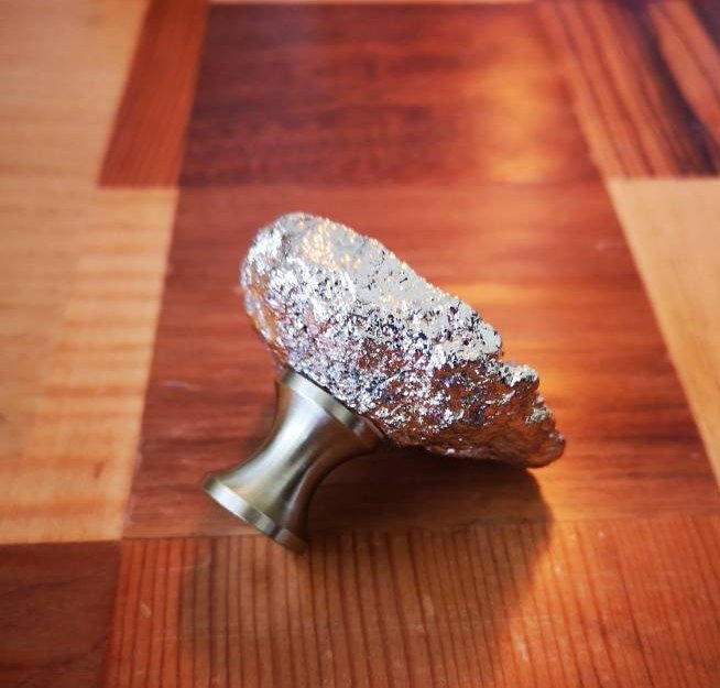 White quartz crystal geode and gold brass drawer handle/natural crystal cabinet handle/geode stone door knob/crystal cave drawer handle