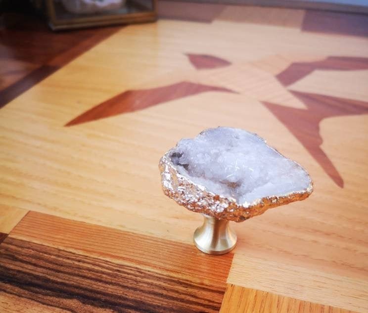 White quartz crystal geode and gold brass drawer handle/natural crystal cabinet handle/geode stone door knob/crystal cave drawer handle