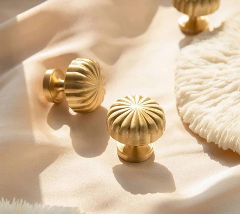 Round antique style gold or silver drawer pull/vintage style door knob/classic door handle for furniture hack/kitchen cabinet improvement