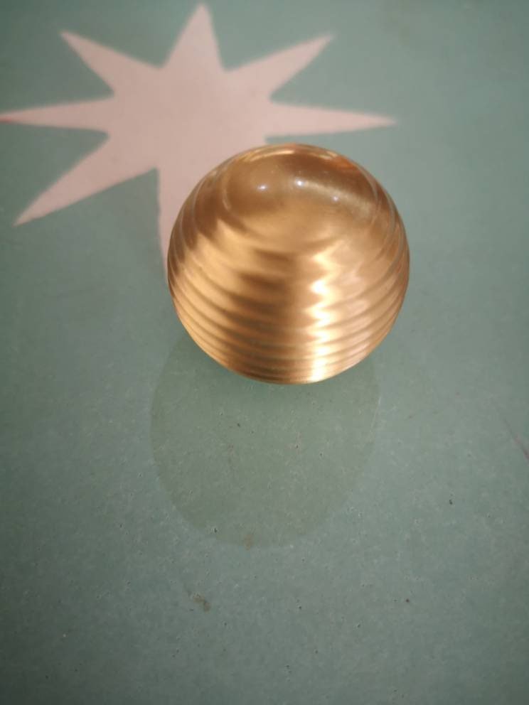 Round gold beehive shaped cabinet pull/Round brass ridged drawer knob/Round brass door handle for furniture renovation/Gold brass hardware