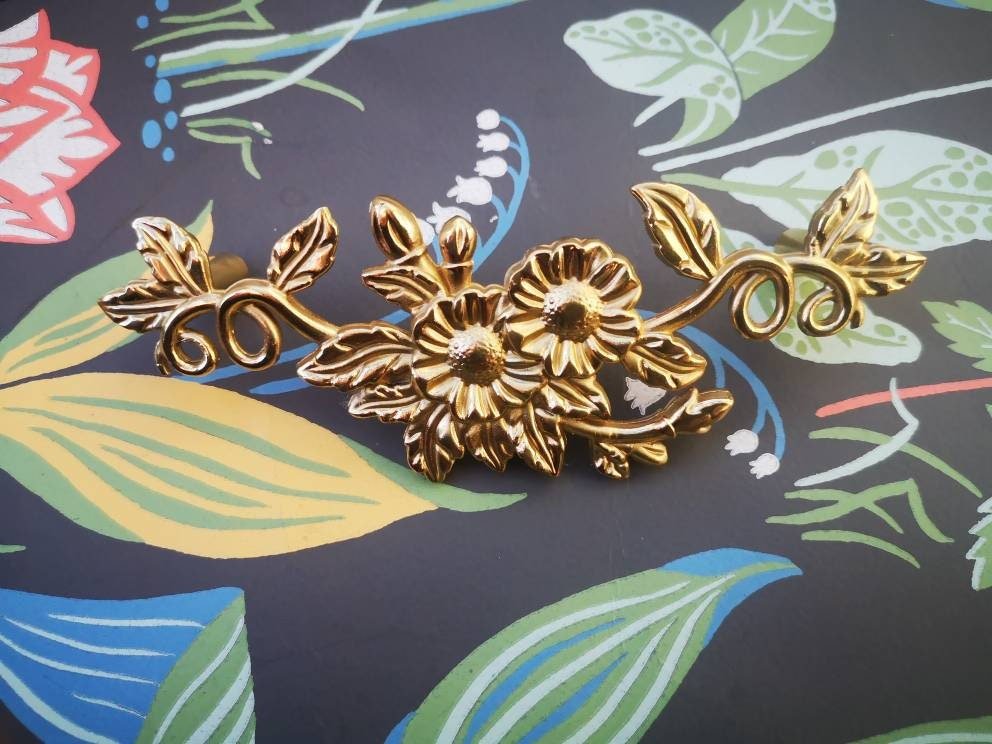 Gold brass trailing vine leaves and flowers cabinet pull/Gold floral design drawer handle/Brass leaf and flower door handle/Vine leaf handle