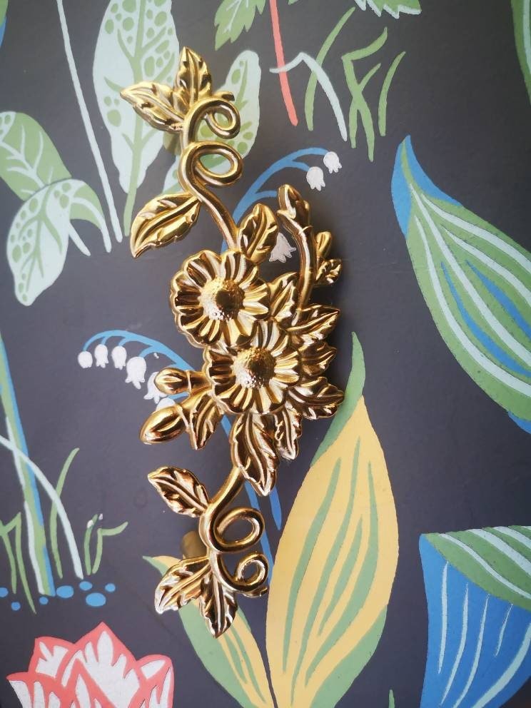 Gold brass trailing vine leaves and flowers cabinet pull/Gold floral design drawer handle/Brass leaf and flower door handle/Vine leaf handle
