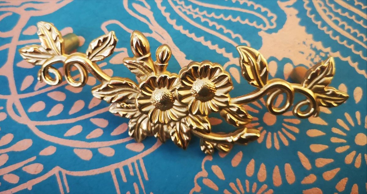 Gold brass trailing vine leaves and flowers cabinet pull/Gold floral design drawer handle/Brass leaf and flower door handle/Vine leaf handle