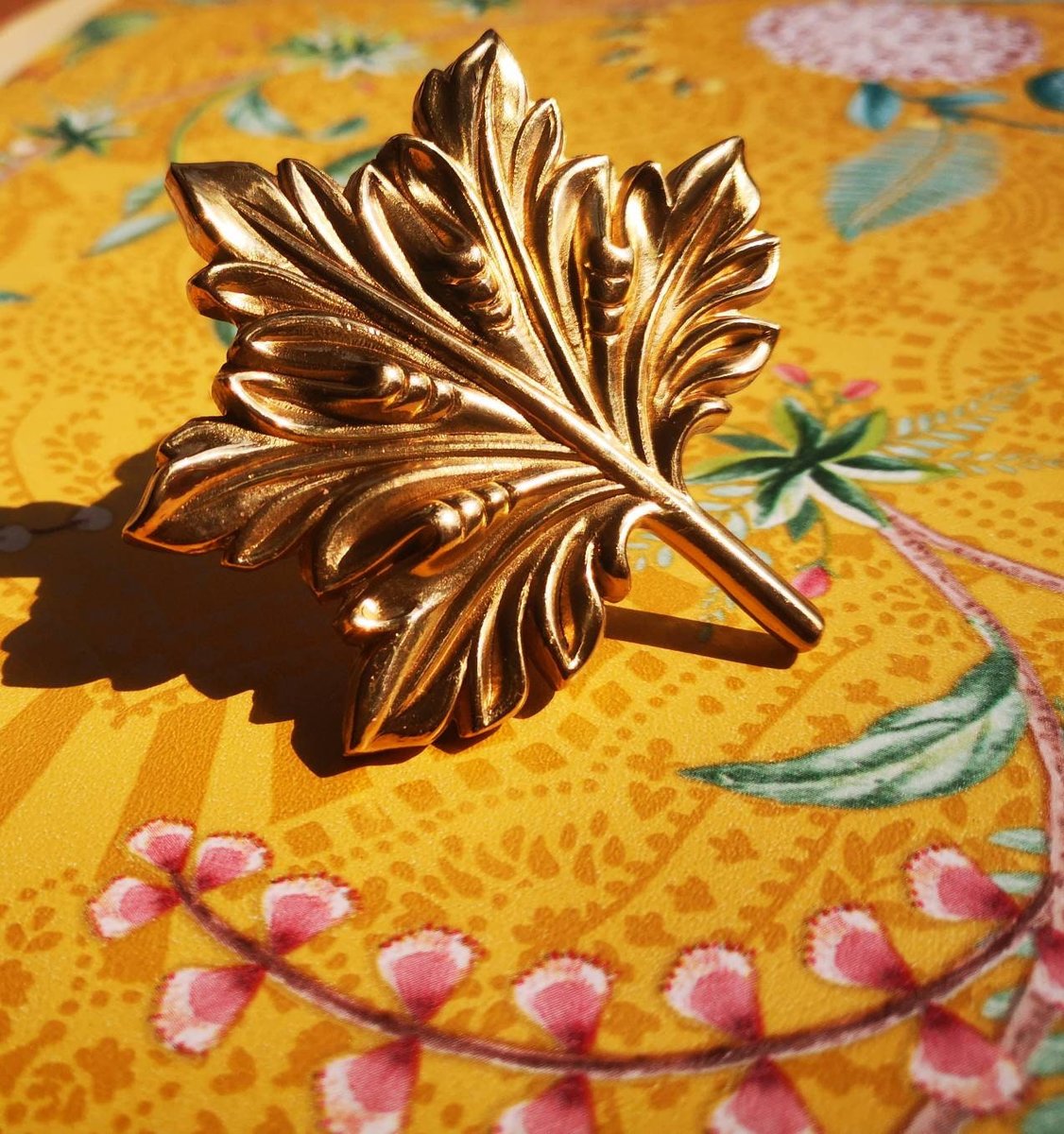 Large Gold Maple Leaf Cabinet Pull/ solid brass leaf drawer knob/brass furniture hardware/fancy maple leaf door handle/leaves style handle