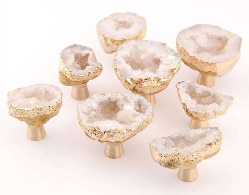 White quartz crystal geode and gold brass drawer handle/natural crystal cabinet handle/geode stone door knob/crystal cave drawer handle