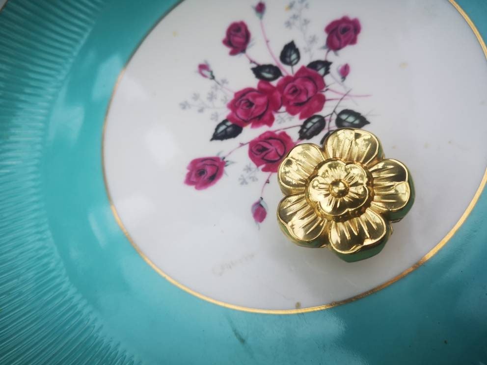 Gold wild rose design cabinet pull/Tudor rose door handle/Shiny brass flower drawer knob/Brass furniture hardware/Gold brass flower handle
