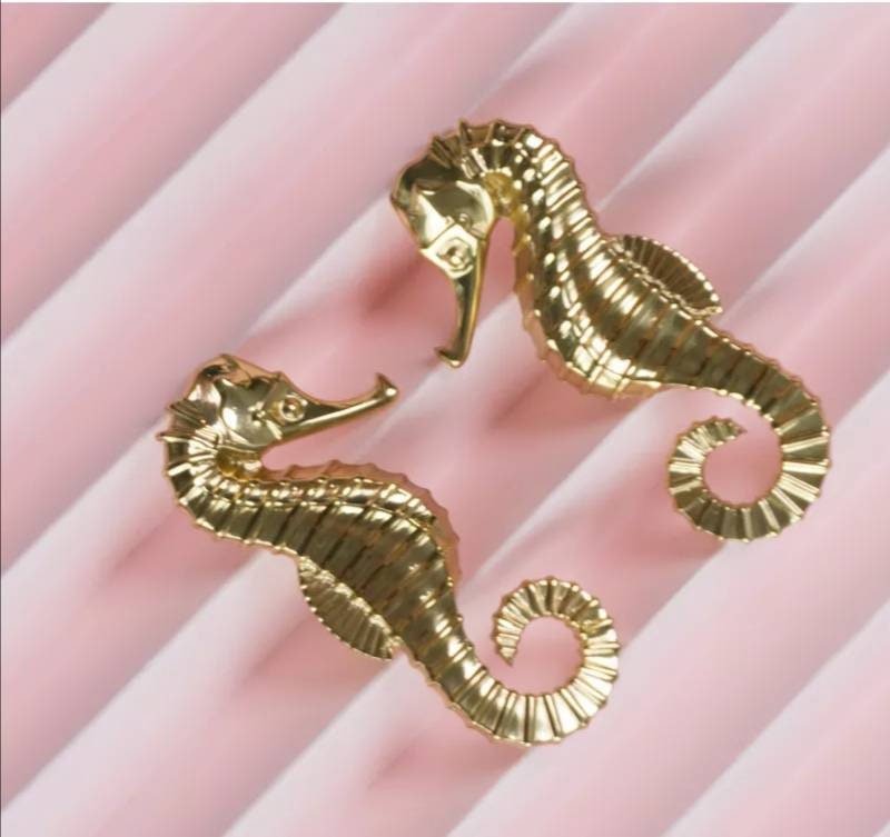 Shiny gold sea horse cabinet pull/Brass seahorse door handle/seaside drawer pull/gold furniture hardware/upcycling door knob/beach decor