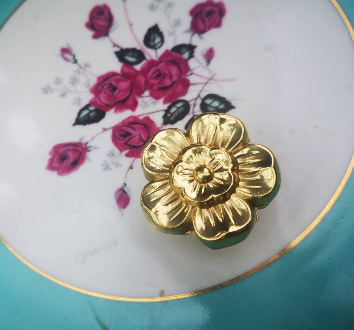 Gold wild rose design cabinet pull/Tudor rose door handle/Shiny brass flower drawer knob/Brass furniture hardware/Gold brass flower handle