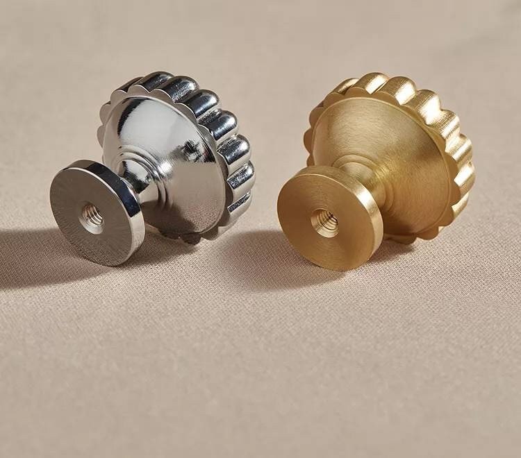 Round antique style gold or silver drawer pull/vintage style door knob/classic door handle for furniture hack/kitchen cabinet improvement