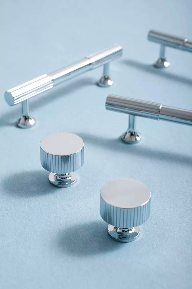 Shiny silver cabinet pull/Silver cabinet door handle with a line pattern/Chrome silver drawer handle/Modern shiny silver furniture hardware