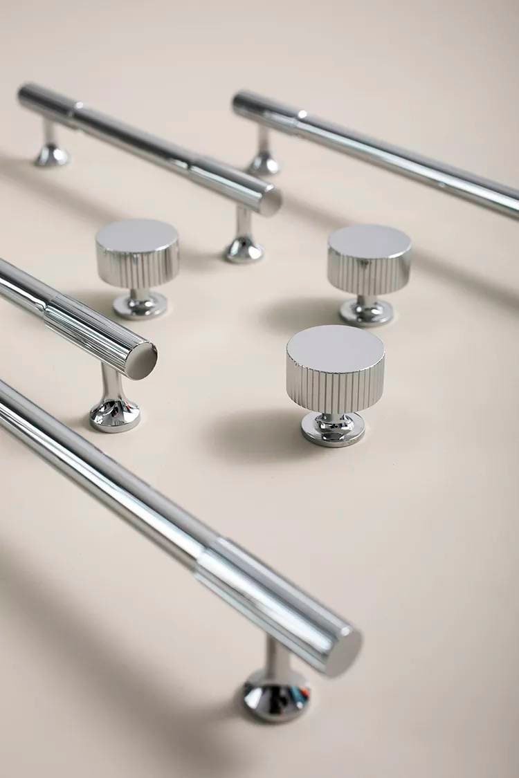 Shiny silver cabinet pull/Silver cabinet door handle with a line pattern/Chrome silver drawer handle/Modern shiny silver furniture hardware
