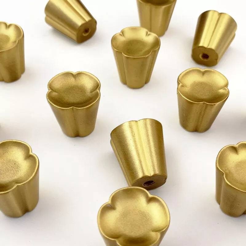 Clover pattern cabinet pull/Gold brass cone shaped drawer knob/Clover shaped door handle/Small brass drawer handle/Brass furniture hardware