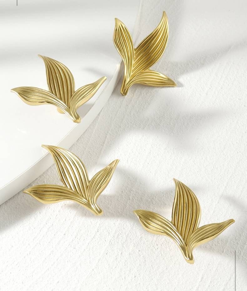 Gold Lilly of the Valley Leaf shaped Cabinet Pull/Elegant leaf shaped brass door handle/Brass leaves design drawer knob/furniture hardware