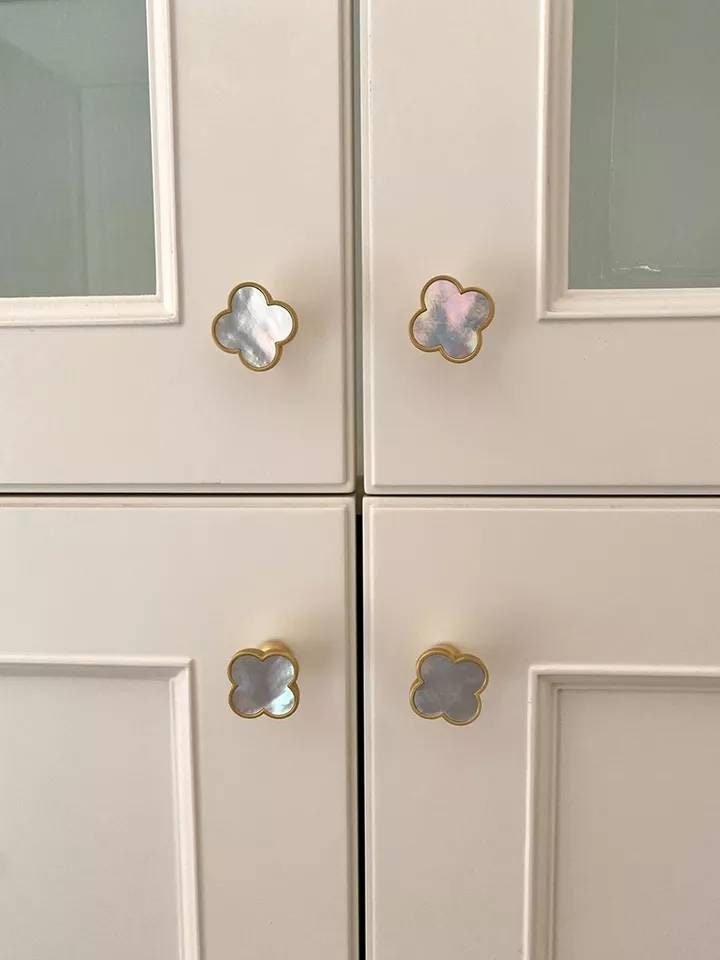 Mother of pearl clover shaped drawer pull/Brass and pearl clover cabinet handle/Iridescent shell door knob/Clover shaped pearl door handle
