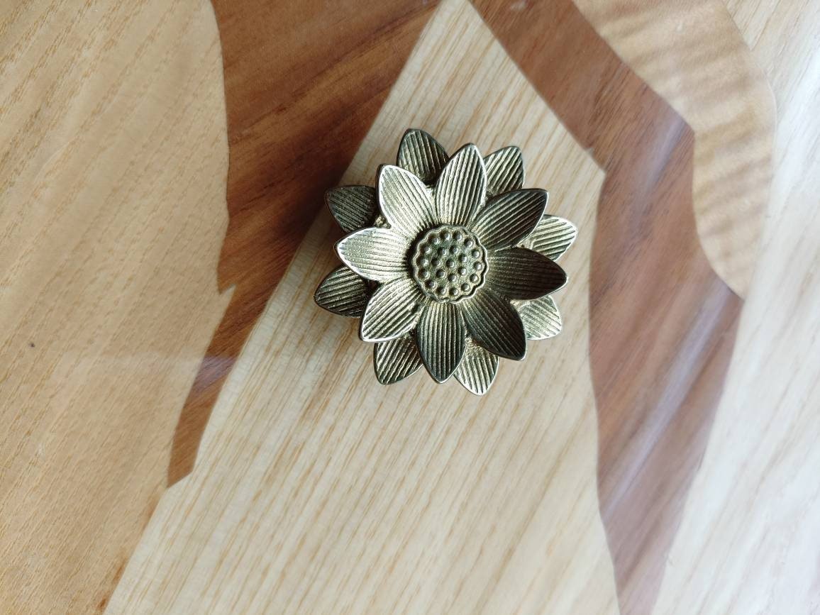 Gold brass sacred lotus flower cabinet pull/Gold water lily drawer pull/Gold flower drawer knob/Brass waterlily door knob/brass hardware