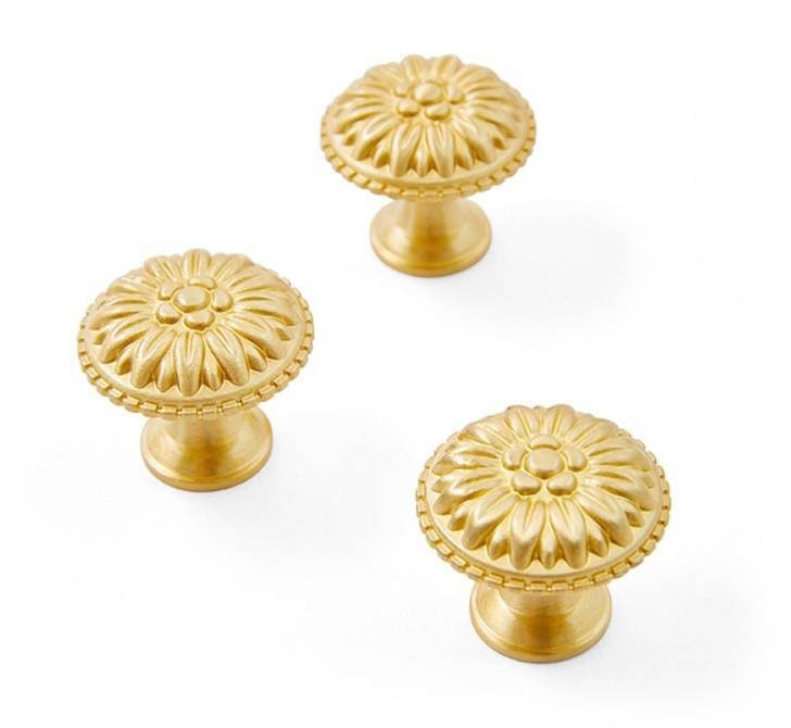 Gold brass dandelion design drawer knob/Daisy design cabinet pull/Vintage style door handle/Brass furniture hardware/Round gold drawer pull