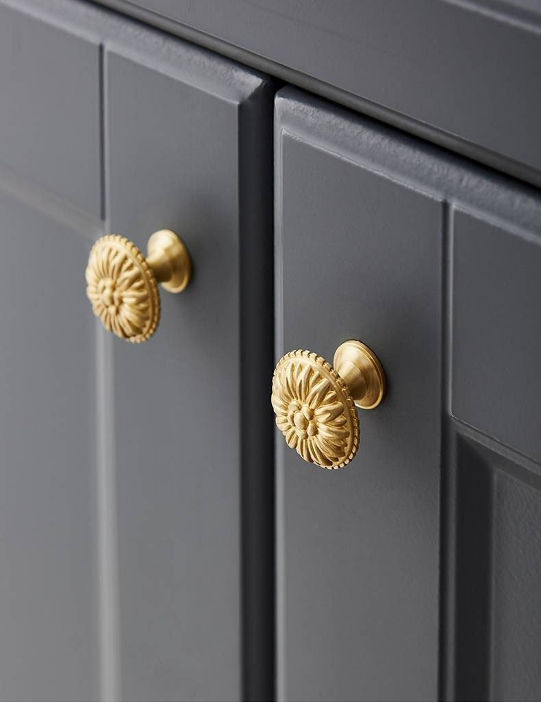 Gold brass dandelion design drawer knob/Daisy design cabinet pull/Vintage style door handle/Brass furniture hardware/Round gold drawer pull