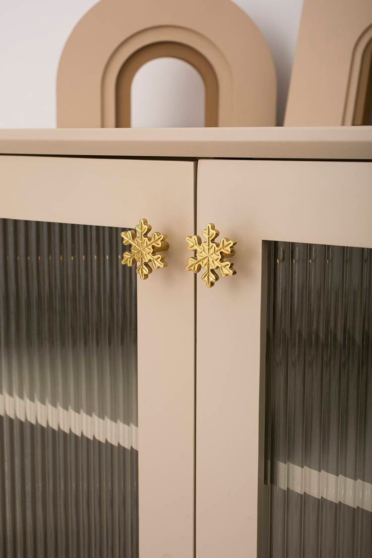 Gold brass snowflake design cabinet pull/Snow flake shaped drawer knob/Winter theme door handle/Solid brass furniture hardware/kids handle