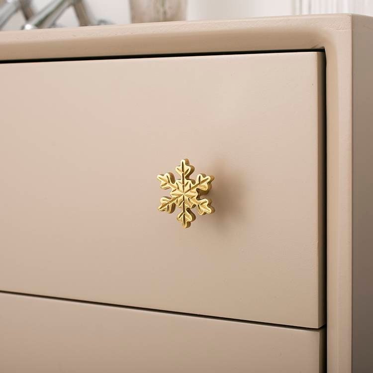 Gold brass snowflake design cabinet pull/Snow flake shaped drawer knob/Winter theme door handle/Solid brass furniture hardware/kids handle