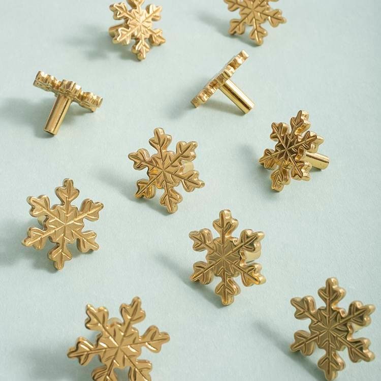 Gold brass snowflake design cabinet pull/Snow flake shaped drawer knob/Winter theme door handle/Solid brass furniture hardware/kids handle