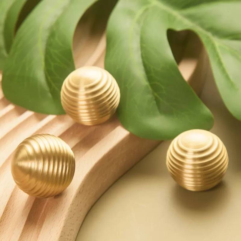 Round gold beehive shaped cabinet pull/Round brass ridged drawer knob/Round brass door handle for furniture renovation/Gold brass hardware