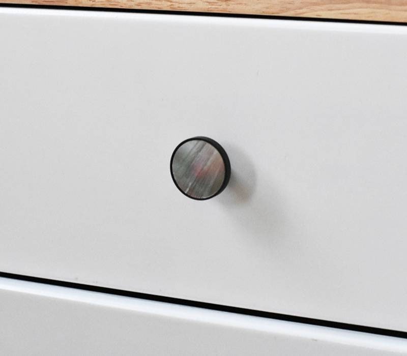 Round matte black mother of pearl drawer handle/Black drawer pull with pearl insert/Pearl hardware/Black metal pearl shell door knob