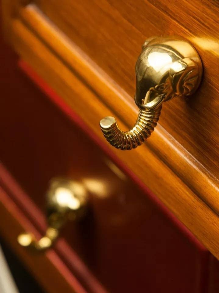 Shiny gold elephant head shaped cabinet pull/Gold brass elephant design drawer handle/Elephant door knob/Brass hardware/Elephant door pull