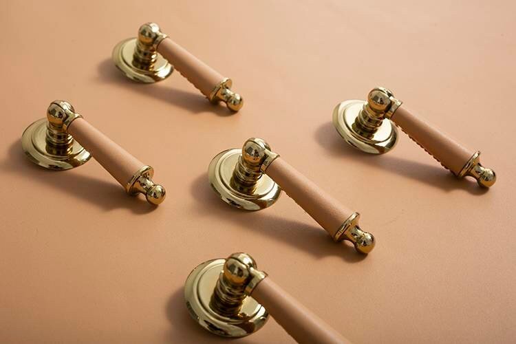 Neutral colour leather and shiny gold drop handle/Brass brown, tan and cream leather drop cabinet pull/Gold drop handle wrapped in leather