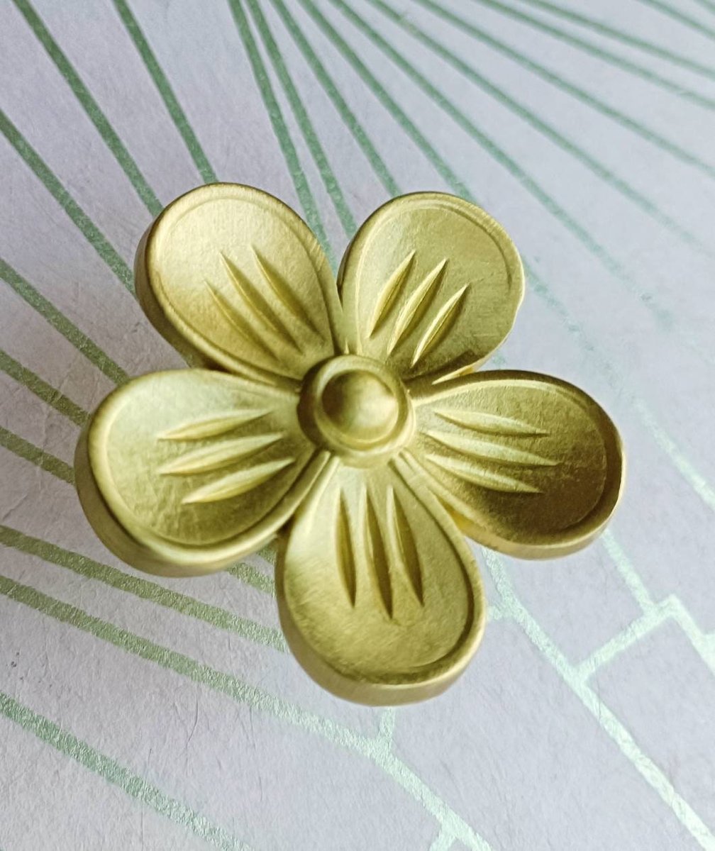 Big gold brass daisy cabinet handle/Brass daisy flower drawer pull/Gold brass flower power door knob/bedroom furniture hardware/70's decor