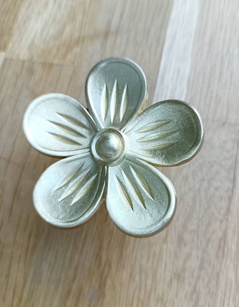 Big gold brass daisy cabinet handle/Brass daisy flower drawer pull/Gold brass flower power door knob/bedroom furniture hardware/70's decor