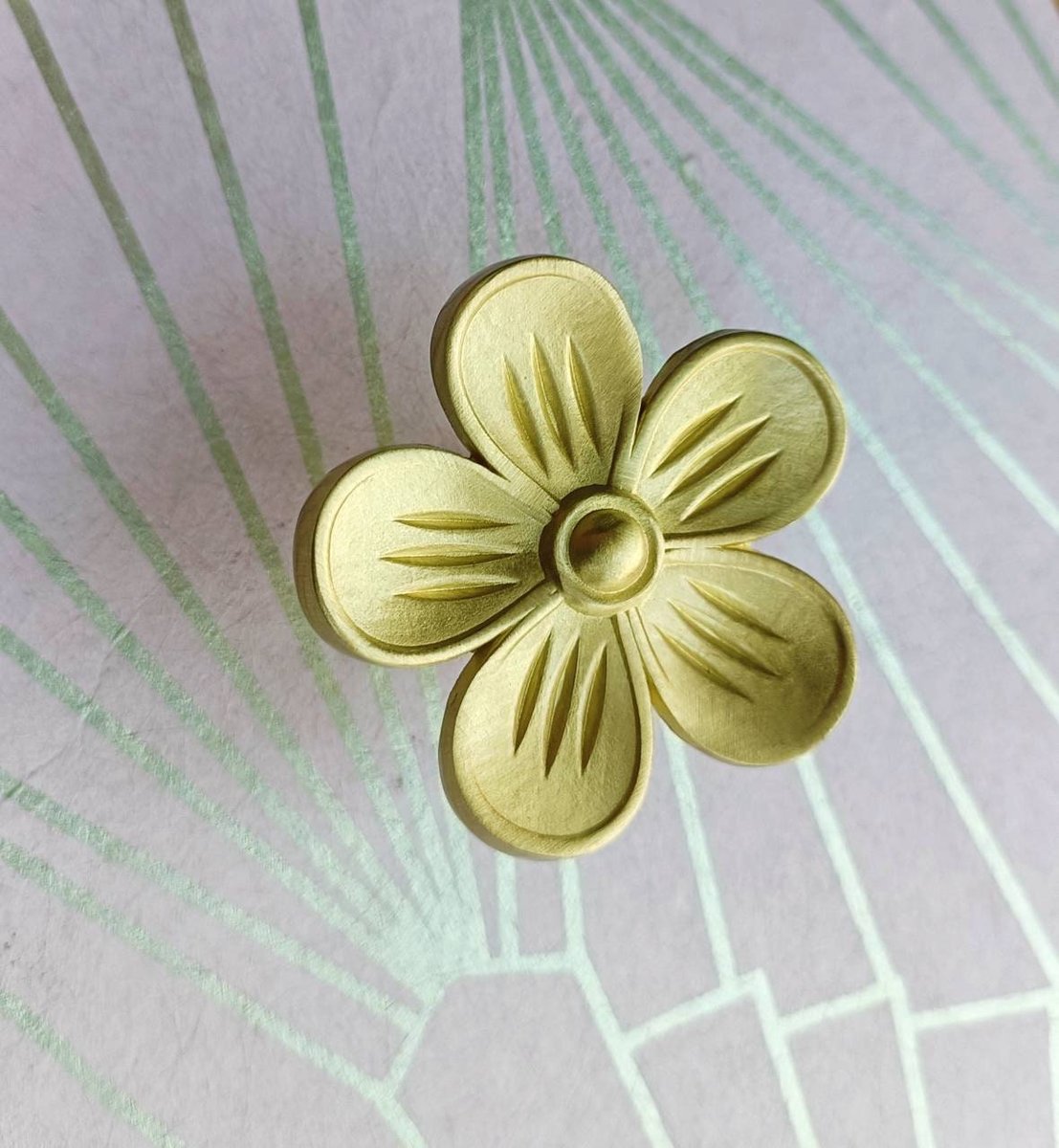 Big gold brass daisy cabinet handle/Brass daisy flower drawer pull/Gold brass flower power door knob/bedroom furniture hardware/70's decor