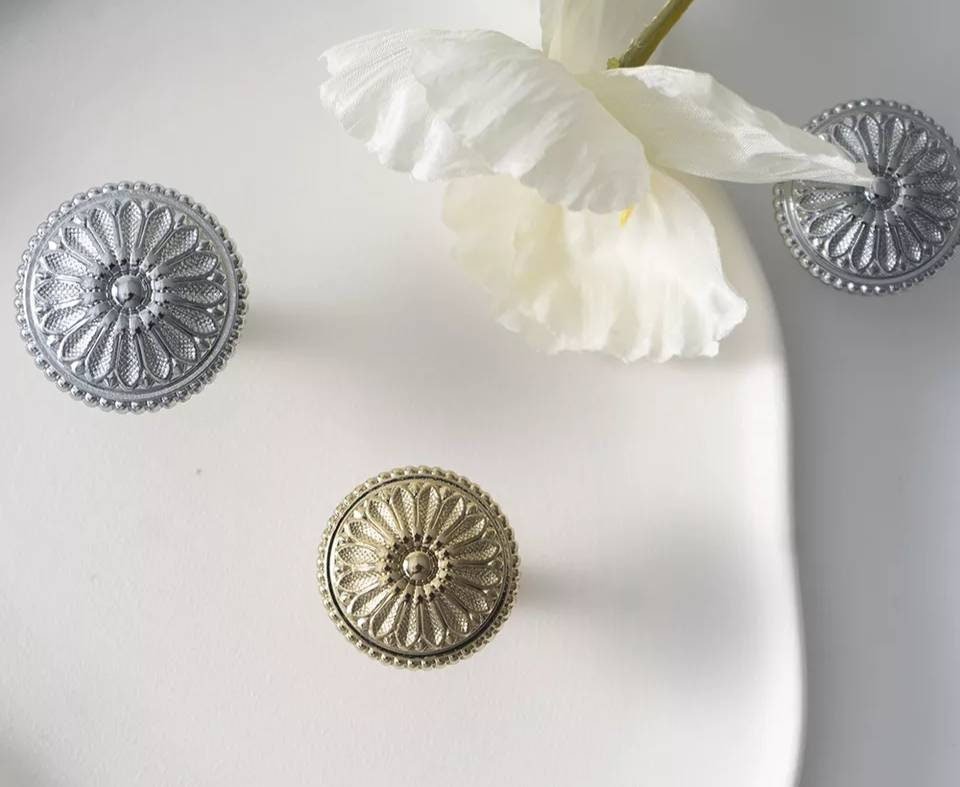 Shiny gold or silver antique style drawer pull/Ornate Edwardian daisy design door handle/Arts and craft inspired flower pattern cabinet knob