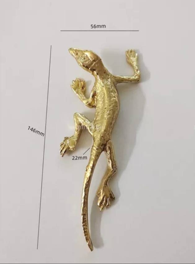 Gold lizard drawer handle/Gold Geko cabinet handle/Unique brass door handle/Brass cabinet hardware/Brass lizard door knob/Lizard door handle
