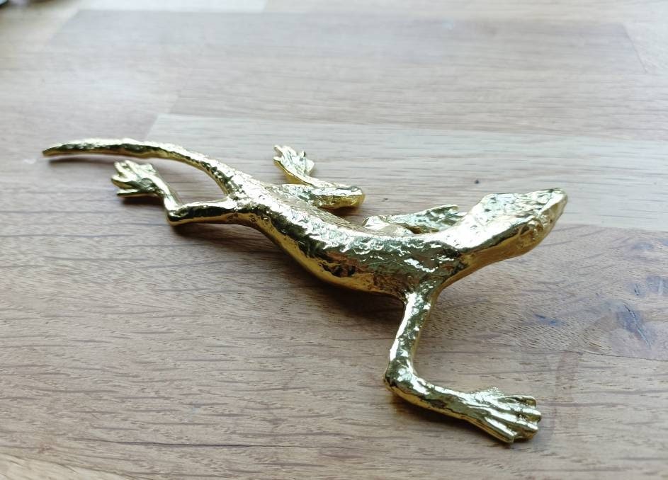 Gold lizard drawer handle/Gold Geko cabinet handle/Unique brass door handle/Brass cabinet hardware/Brass lizard door knob/Lizard door handle