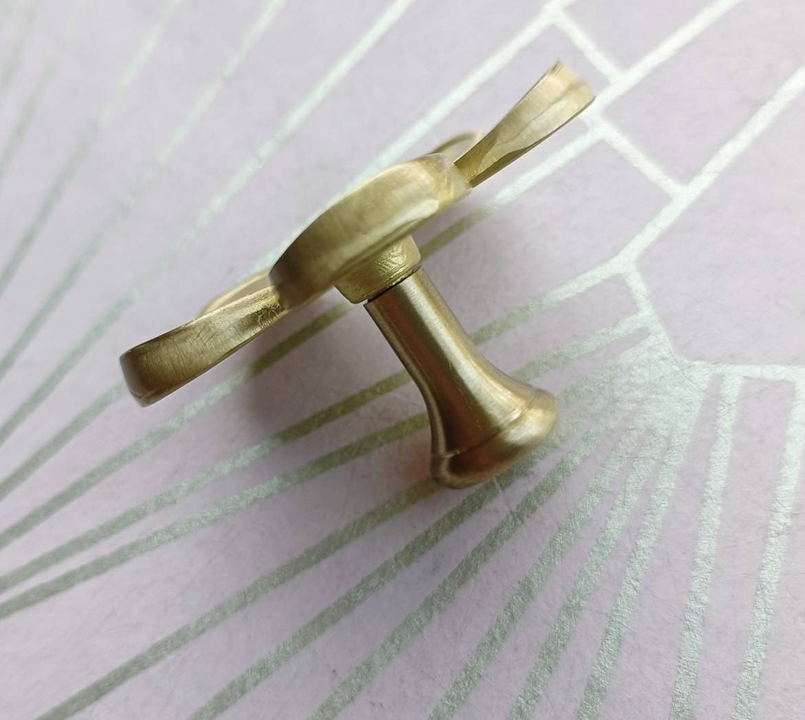 Big gold brass daisy cabinet handle/Brass daisy flower drawer pull/Gold brass flower power door knob/bedroom furniture hardware/70's decor