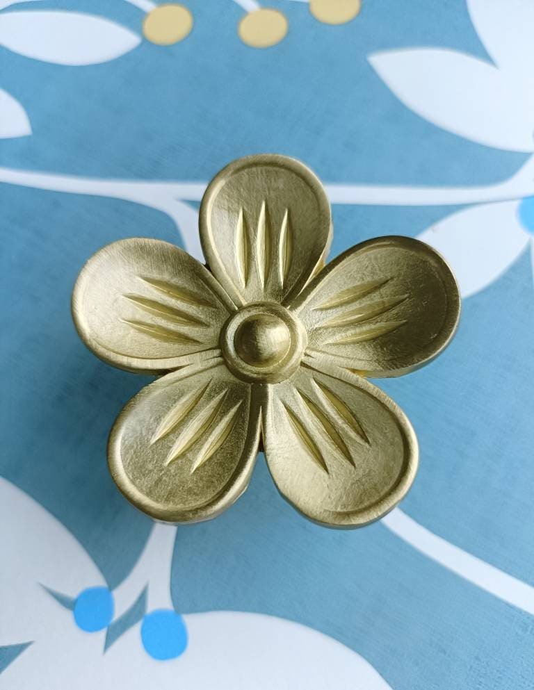 Big gold brass daisy cabinet handle/Brass daisy flower drawer pull/Gold brass flower power door knob/bedroom furniture hardware/70's decor