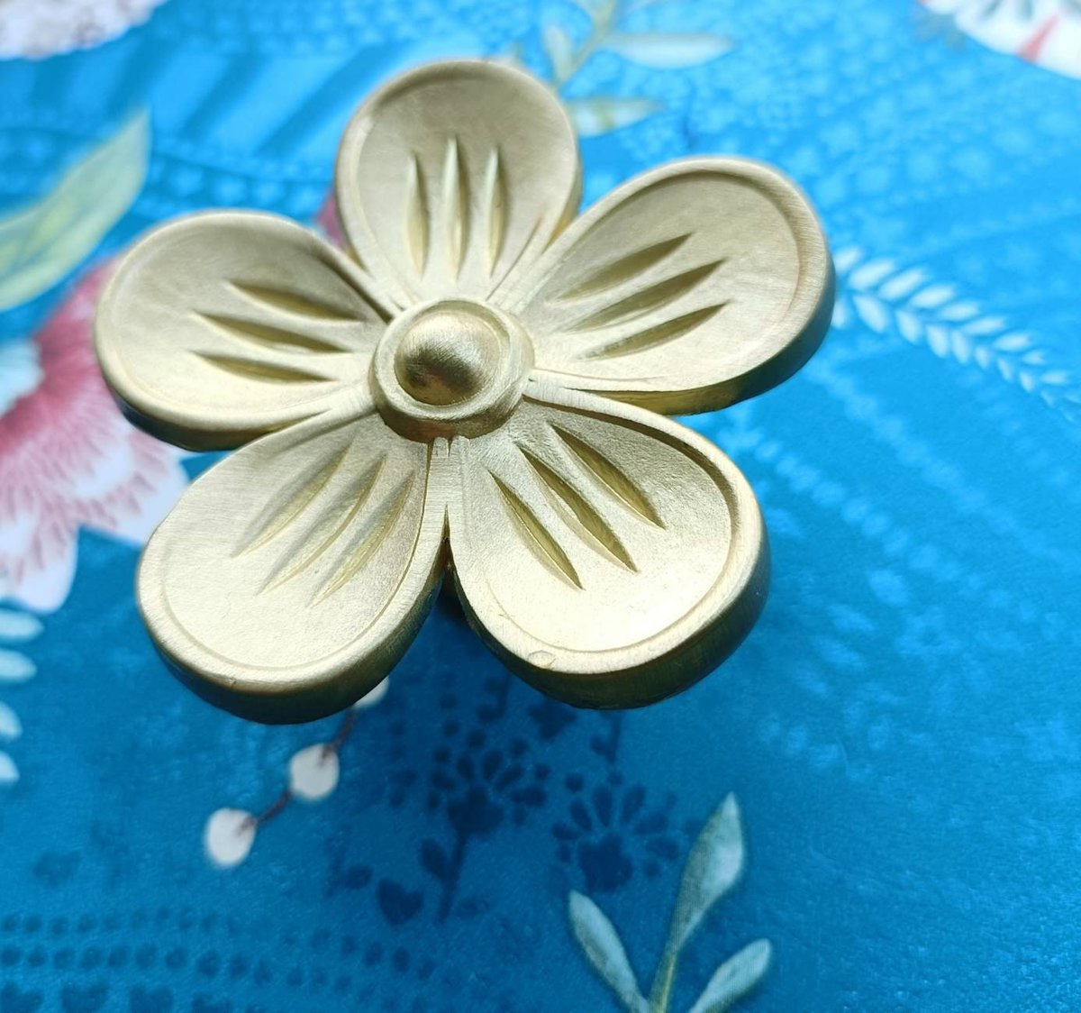 Big gold brass daisy cabinet handle/Brass daisy flower drawer pull/Gold brass flower power door knob/bedroom furniture hardware/70's decor