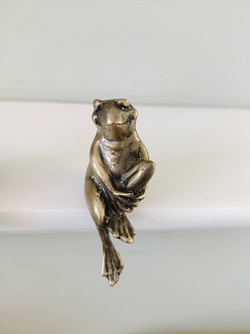 Aged brass frog shaped door knob/Frog drawer pull/Bronze wardrobe door handle/Novelty drawer pull/unique cabinet handle/bronze hardware