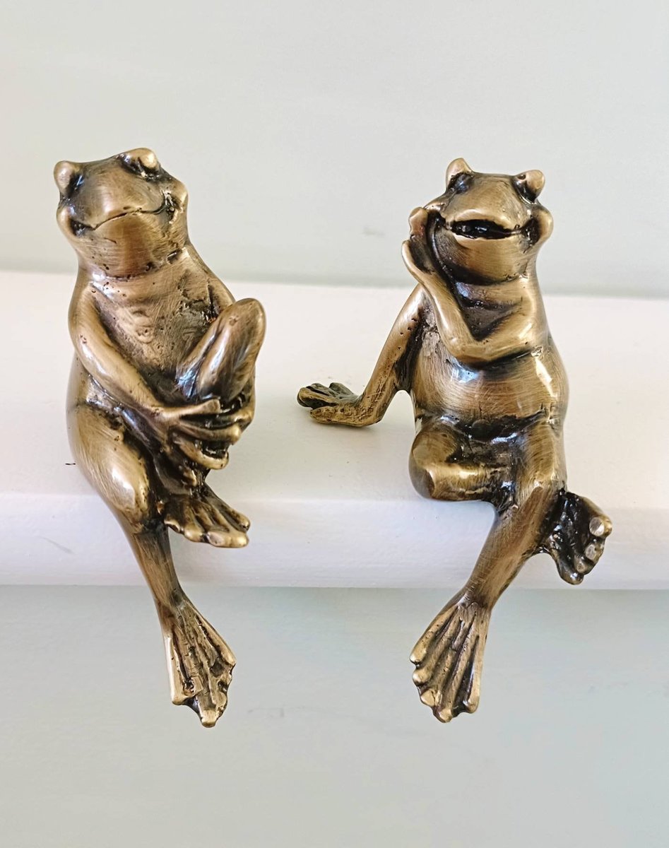 Aged brass frog shaped door knob/Frog drawer pull/Bronze wardrobe door handle/Novelty drawer pull/unique cabinet handle/bronze hardware