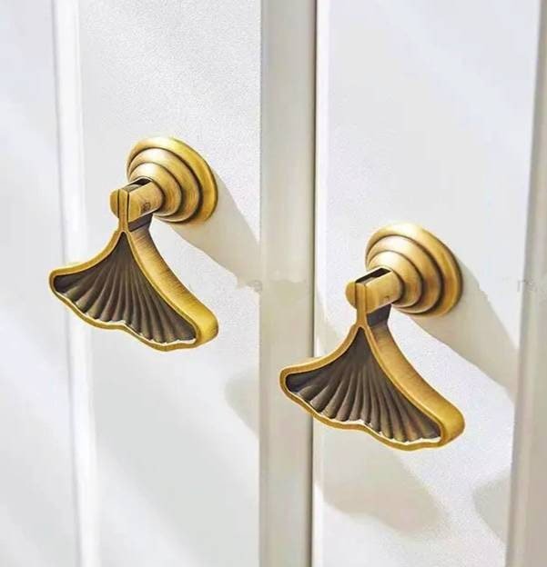 Aged brass ginkgo drop leaf drawer handle/leaf shaped cabinet pull/gold leaf drawer pull/gold furniture hardware/gold cabinet door handle