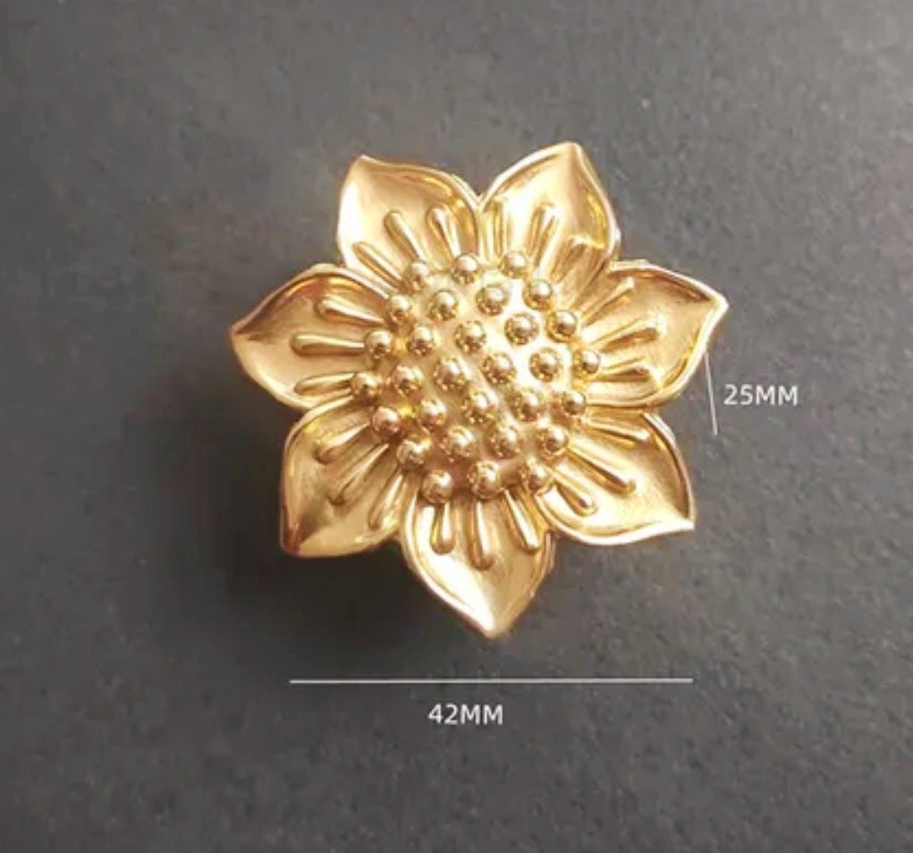 Gold Aster flower cabinet handle/Brass daisy shaped drawer pull/Brass daisy door knob/bedroom furniture hardware/Pretty daisy door handle