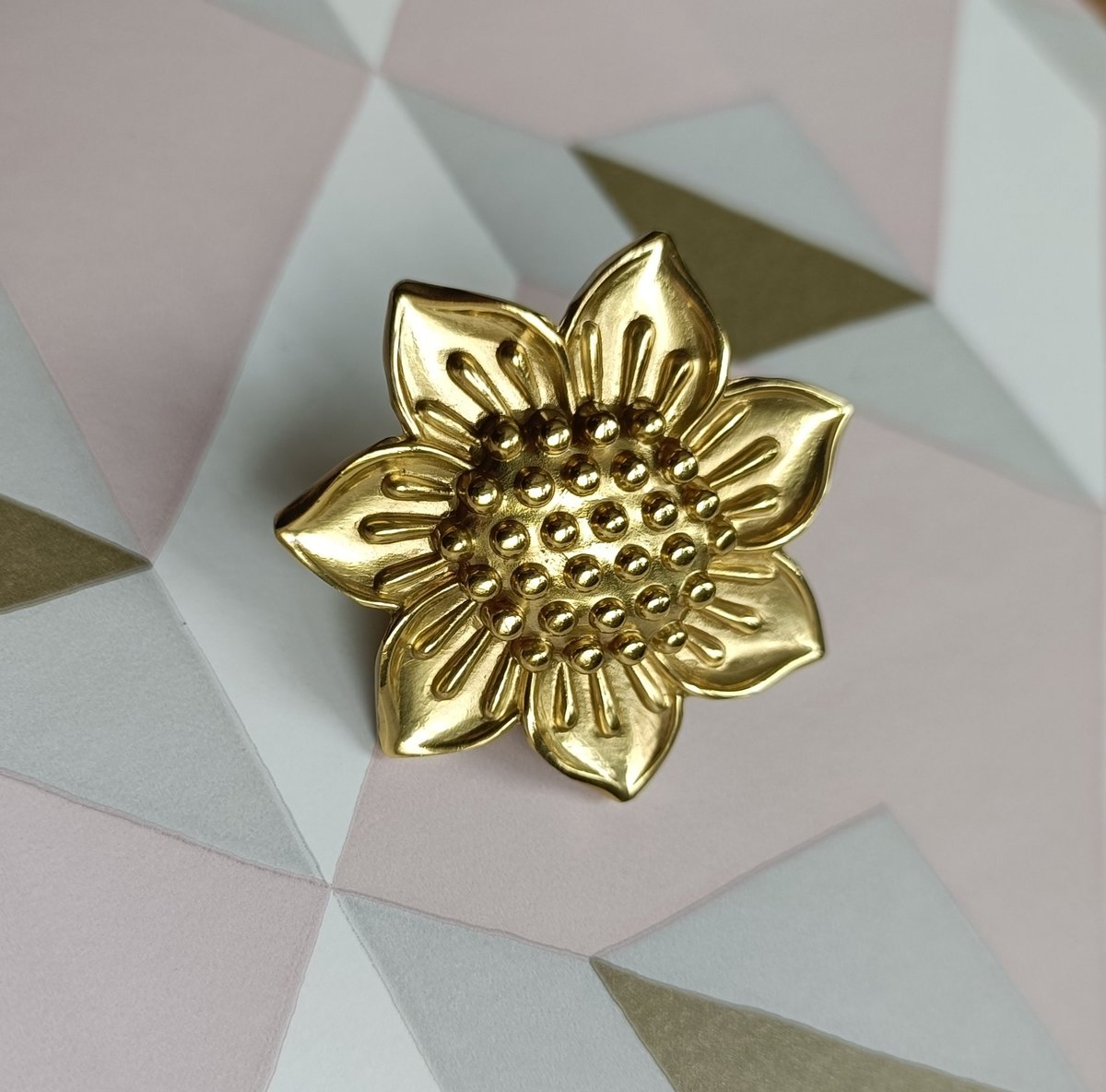 Gold Aster flower cabinet handle/Brass daisy shaped drawer pull/Brass daisy door knob/bedroom furniture hardware/Pretty daisy door handle